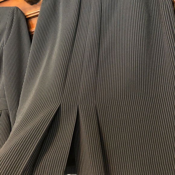 Tahari women’s business suit  Size 2 - Picture 3 of 6